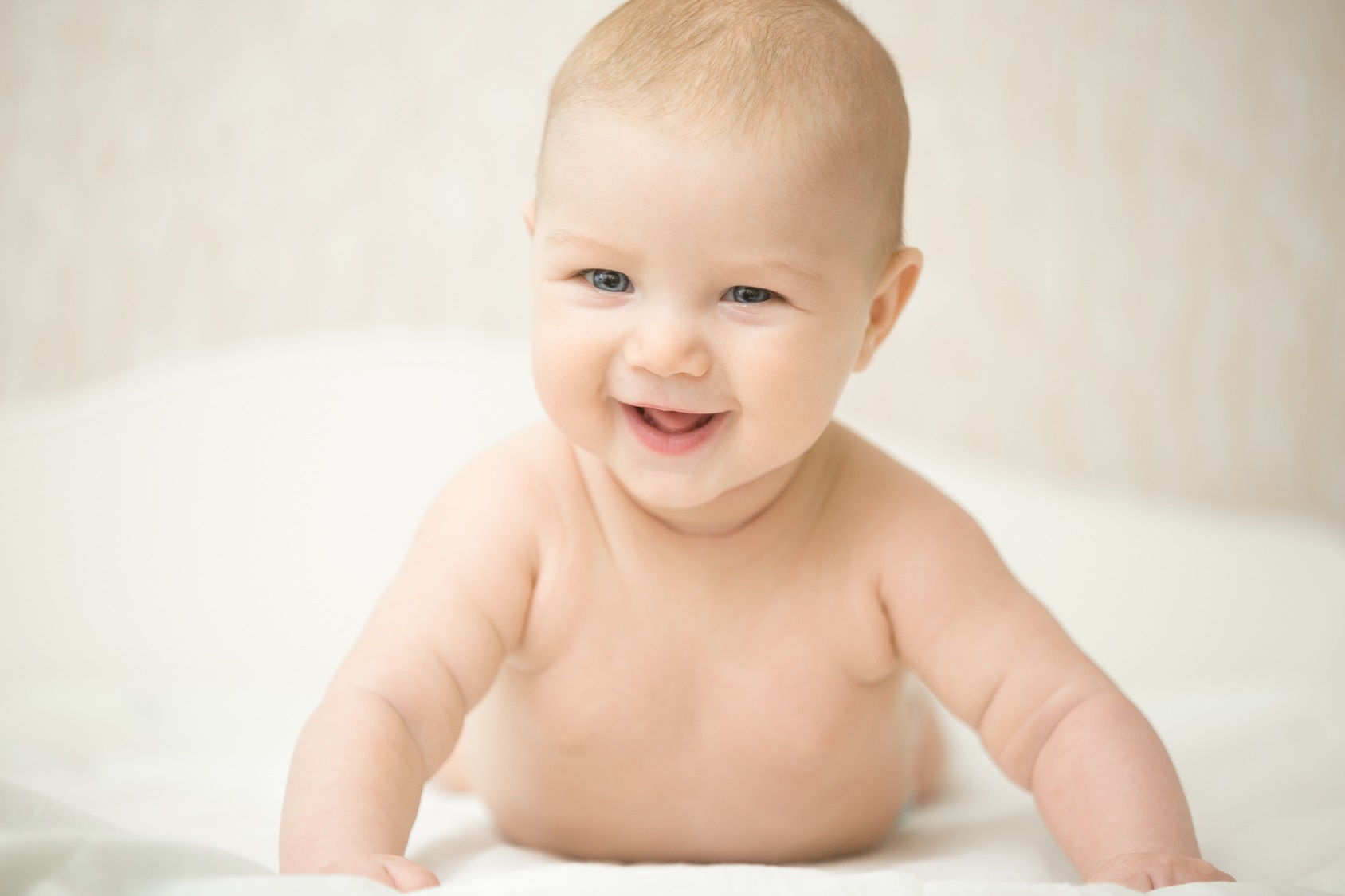 portrait-of-a-beautiful-expressive-laughing-baby-holds-head-up
